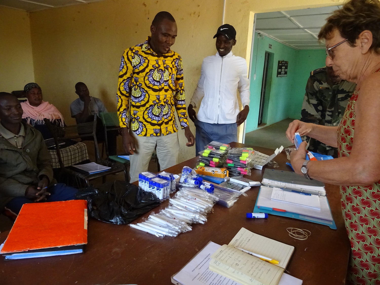 distribution de petit matériel pour les enseignants  